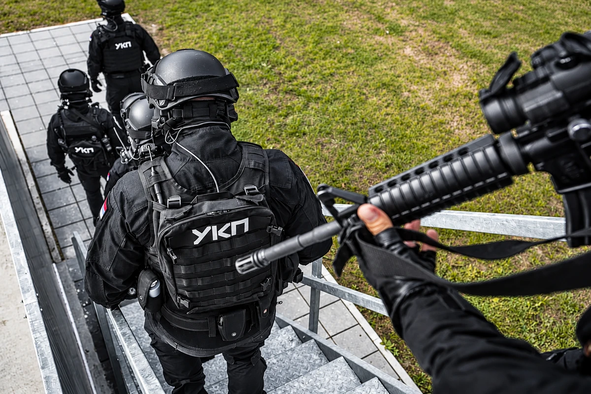 Iratmegsemmisítés: már a hatalomváltás előtt túlóráznak a papírdarálók 4 A szerb bűnügyi rendőrség (UKP) munkatársai megjelentek az építésügyi, közlekedési és infrastrukturális minisztériumban. Aleksandra Sofronijević minisztert a beszámolók szerint a kormányülésről hívták ki. Az intézkedés célja egyelőre nem ismert (Forrás: X platform)