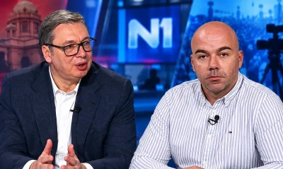 Aleksandar Vučić (balról) az N1-be szeretett volna bejutni, Ljubomir Stefanović, a Slavija Info főszerkesztője viszont inkább nem ment haza, mert sokan keresték, ez most a helyzet a szerbiai választások előtt a média-csatatéren (BALK-montázs)
