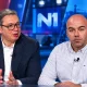 Aleksandar Vučić (balról) az N1-be szeretett volna bejutni, Ljubomir Stefanović, a Slavija Info főszerkesztője viszont inkább nem ment haza, mert sokan keresték, ez most a helyzet a szerbiai választások előtt a média-csatatéren (BALK-montázs)